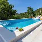 Stunning Home In Ploce