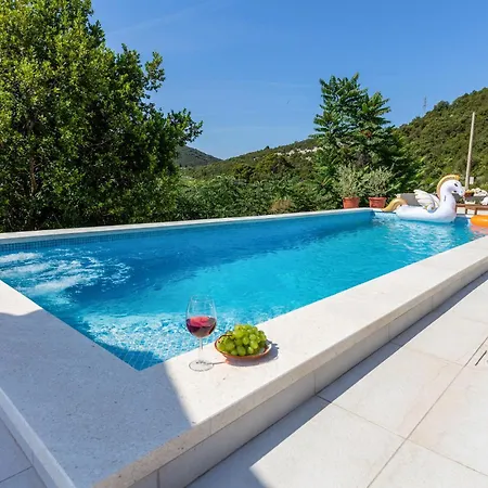 Luxurious Home In Ploce